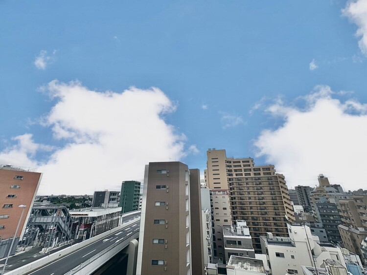 バルコニー 窓を開けると広がる青空。心をリフレッシュして日々を過ごしていきましょう。