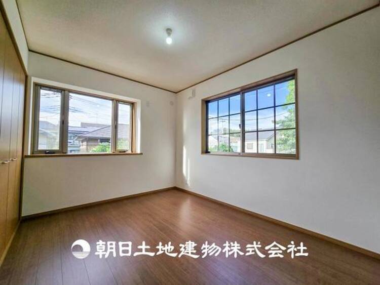 内装 【居室】大切なご家族、招いた友人と過ごす大切な時間を差し込む光が優しく包み込む空間。大切な人とともに、心穏やかに過ごすひとときを味わってください。
