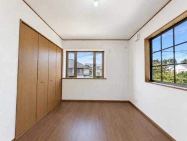 内装 穏やかな寛ぎあじわえるお部屋では有意義な時間がつくれます！！大きな窓からと陽光が注がれる明るい空間！光もアクセントの一つとして。一人時間も充実したものにできるプライベートルームは日々を豊かにします！！
