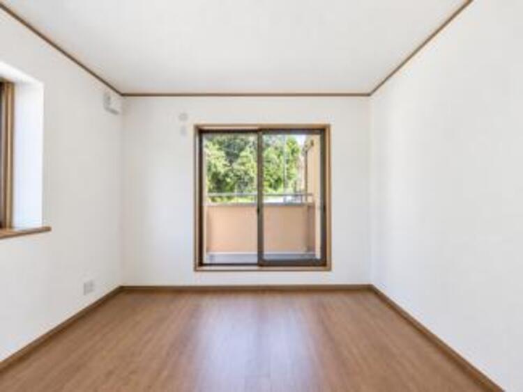 内装 居室はひとり時間を過ごせる安らげるお部屋として活用できます！収納スペースあり！荷物が多くても十分！！ベッドや勉強机、テレビなどを置きたい場合におすすめ！！過ごす時間が長くてもゆったり過ごせそうですね！