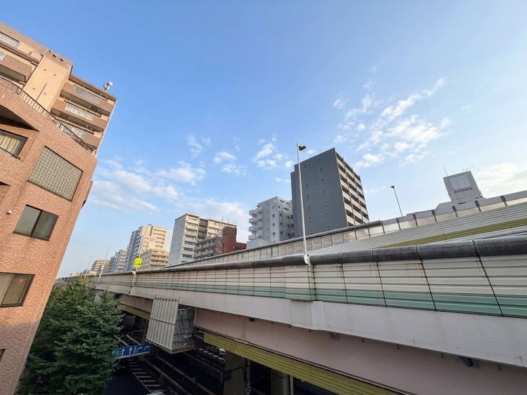 バルコニー 窓を開けると広がる青空。心をリフレッシュして日々を過ごしていきましょう。