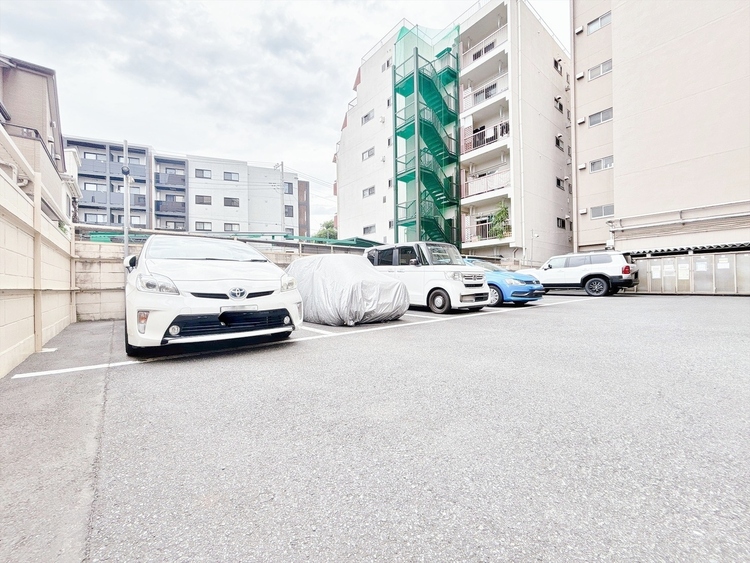 駐車場 本物件の駐車スペースです。車種制限のある場合もございますので、お気軽にお問い合わせくださいませ。