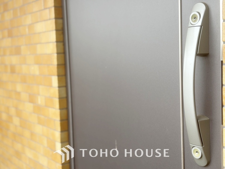 トイレ 【toilet】トイレットペーパーの使用回数を減らせることです。 シャワートイレを使用すれば、洗浄して汚れを落とすことができるため、トイレットペーパーの使用を最小限にとどめることができます。