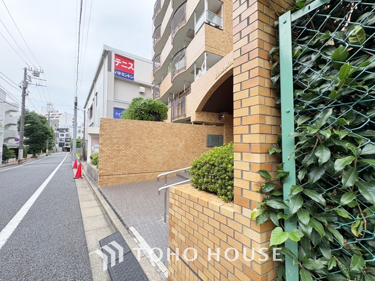 その他 【By the window】◆窓辺◆窓を開けベランダに出ると当所なく広がる街と空のスクリーン。風が凪ぎ一時停止する目の前の画面