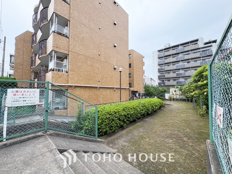 その他 ◆木漏れ日◆の様な採光が優しく足元を照らし、心地いい暮らしの道しるべを写し出す。この空間で過ごす家族との語らいの時間がとても素敵で幸せを感じるかもしれない。【Holiday of a home】