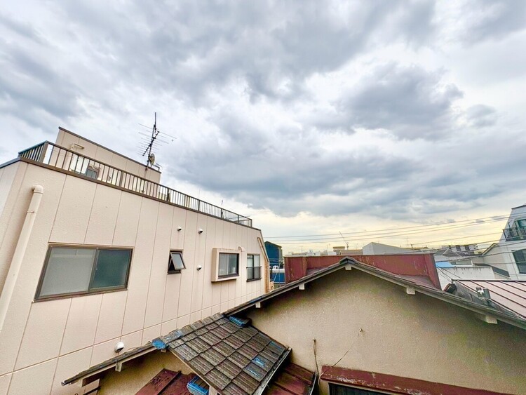 バルコニー 窓を開けると広がる青空。心をリフレッシュして日々を過ごしていきましょう。