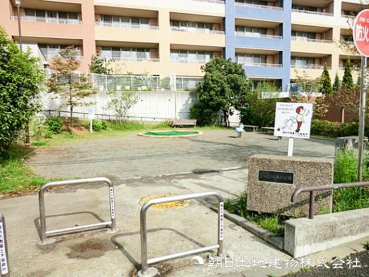 周辺 【しらとり台第六公園】720ｍ　緑豊かで整然とした住宅街にあるコンパクトな公園です。ちょっとした遊具やベンチがあり、小さなお子様の遊び場に便利な規模感です。