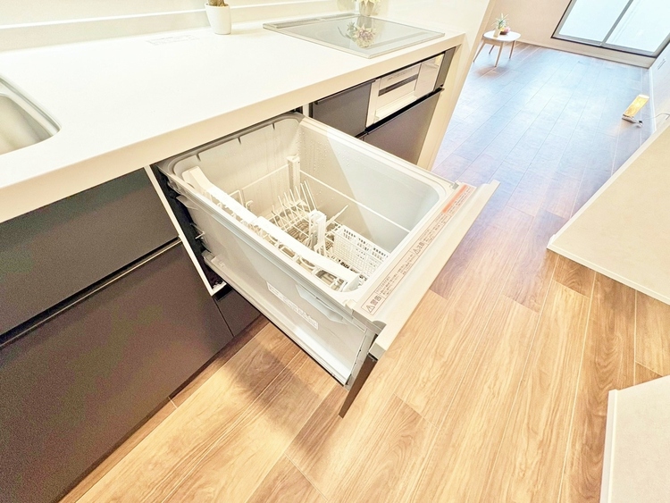 設備 食器洗いの負担を軽減。手荒れを抑えて、節水効果も見込めます。省スペースのビルトインタイプです。