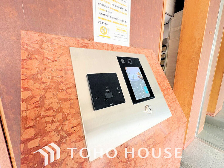その他 エントランスはオートロック完備で安心のセキュリティ