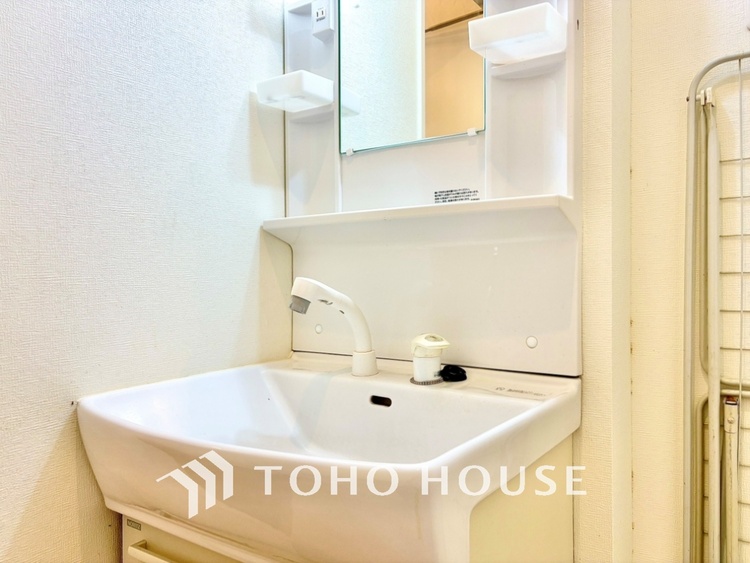洗面 【Wash basin】十分な大きさの洗面台は収納力大。身だしなみチェックや歯磨きなど、朝の慌ただしい時間でも余裕とゆとりを感じられる。