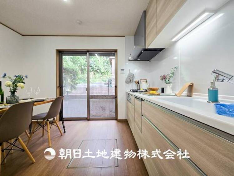 キッチン 【キッチン】住宅の主役でもあり、日常生活を過ごす上で重要な水回りでもあるからこそ機能性・デザイン性に拘りました。お掃除のしやすいシステムキッチンを設置しました。