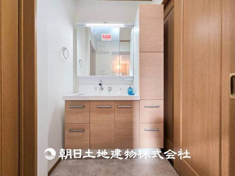 洗面 【洗面化粧台】慌ただしい1日が始まり、充実した1日の終わりを締めくくる洗面所。快適に過ごせることはもちろん、収納や機能性を兼ね備えた洗面化粧台です。