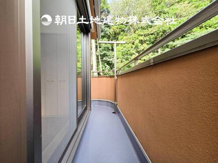 バルコニー 【バルコニー】温かい太陽を感じる事ができるのは、目の前に遮るものが無いから。彼方に広がる風景が絵画のように広がります。