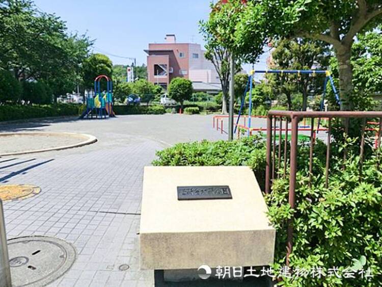周辺 【笹野台大野公園】650ｍ　コンパクトながら、走れるスペースやブランコ・すべり台・お砂場など遊具も設置されています。ちょっとした休憩や小さなお子様の遊び場に便利です。