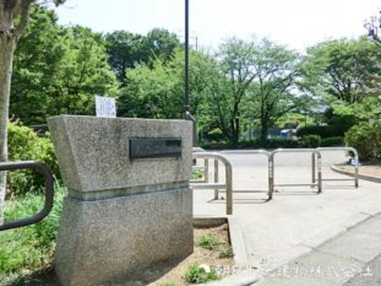 周辺 【あたご公園】300ｍ　上下２段に分かれており、斜面を活かしたすべり台などお子様が楽しめる遊具が設置されています。木々や桜に彩られた公園で、周辺にも豊かな緑が広がります。