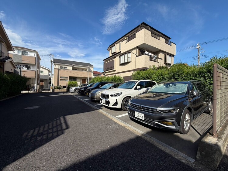 駐車場 駐車スペースが嬉しいですね。※空き状況は都度ご確認下さい。
