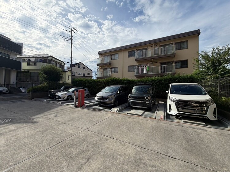 エントランス 駐車スペースが嬉しいですね。※空き状況は都度ご確認下さい。