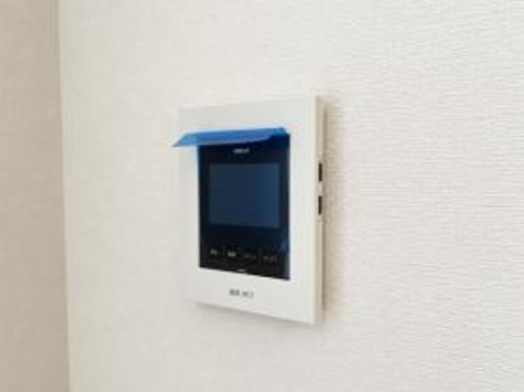 設備 来客者を確認でき最新から遡って見れる録画機能もついていて安心です。モニター越しに来訪者が確認できる防犯に欠かせないインターホン付き。 