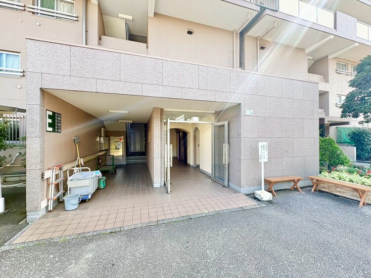 その他 上質感漂う玄関アプローチです。