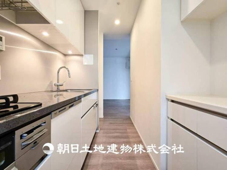 キッチン 【キッチン】住宅の主役でもあり、日常生活を過ごす上で重要な水回りでもあるからこそ機能性・デザイン性に拘りました。お掃除のしやすいシステムキッチンを設置しました。