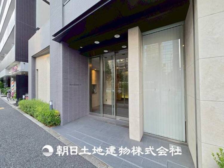 エントランス 【エントランス】明るく開放的なエントランスは毎日の行き帰りを彩ります。オートロック付きでセキュリティも安心です。