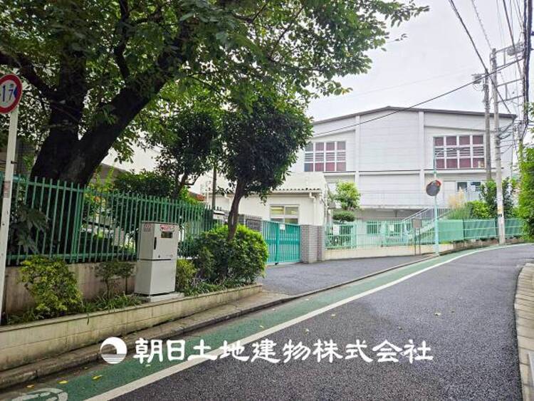 周辺 【指ヶ谷小学校】210ｍ　ＩＣＴ機器を活用した授業や習熟度に応じた学習に取り組んでいます。放課後の学習支援や校庭開放も行い、学びと遊びの環境を整えています。