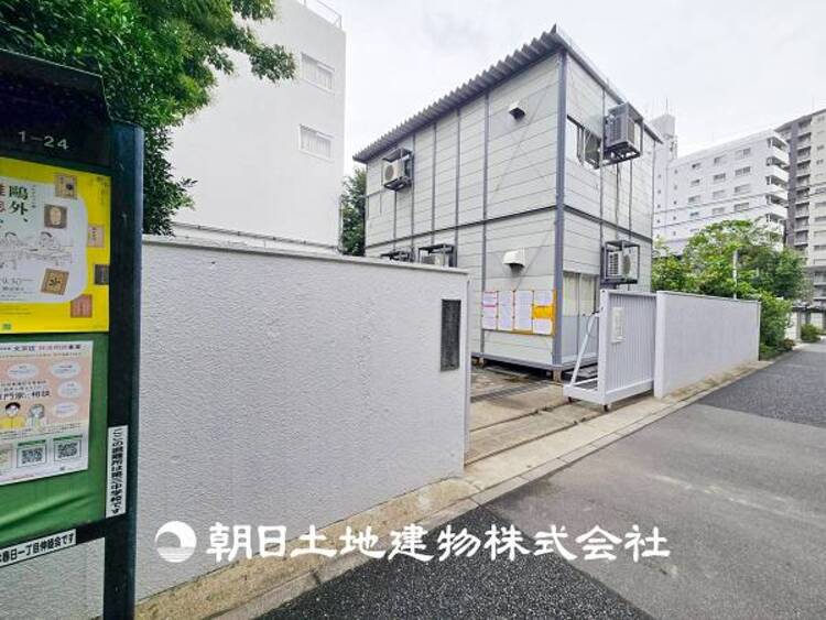 周辺 【第三中学校】1400ｍ　数学・英語で少人数・習熟度別授業を行っています。放課後の検定講座や水曜教室、国際理解教育にも取り組み、幅広い学びを支えています。