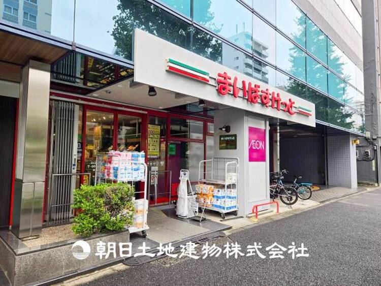 周辺 【まいばすけっと白山一丁目店】220ｍ　食品や日用品を身近でそろえられるスーパーです。朝７時から深夜０時まで営業しているため、出勤前や夜遅い時間など便利に利用できます。