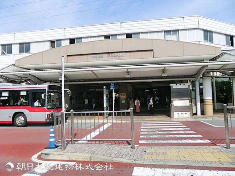 周辺 【あざみ野駅】1250ｍ　東急田園都市線・ブルーラインの２沿線乗り入れ可能で、渋谷や横浜へ直結できる交通利便性のよさが魅力。また街全体の治安がよく子育て環境にも人気です。