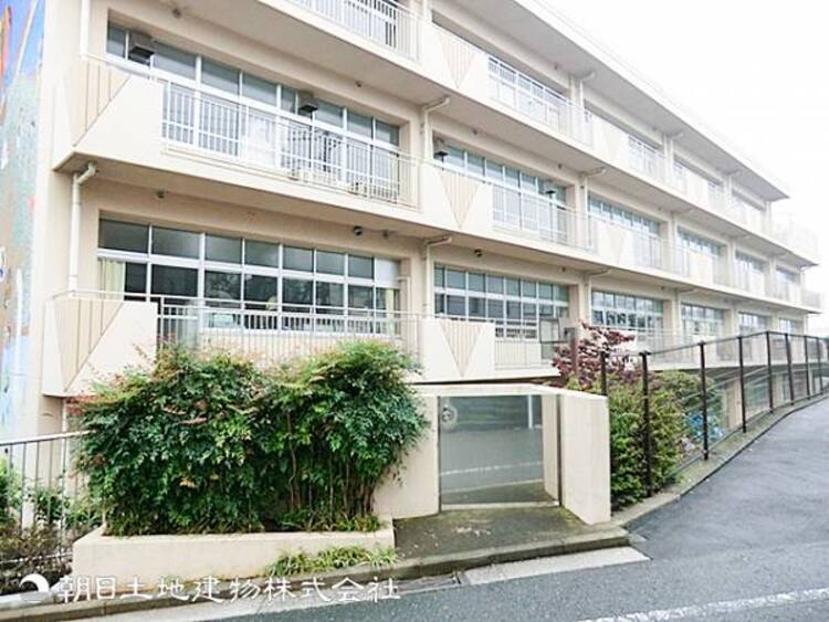 周辺 【青木小学校】410ｍ　明治6年創立で、児童の主体性を重んじる伝統の教育風土「青木の風」や、地域との温かなつながりが息づく、横浜市神奈川区の伝統校です。