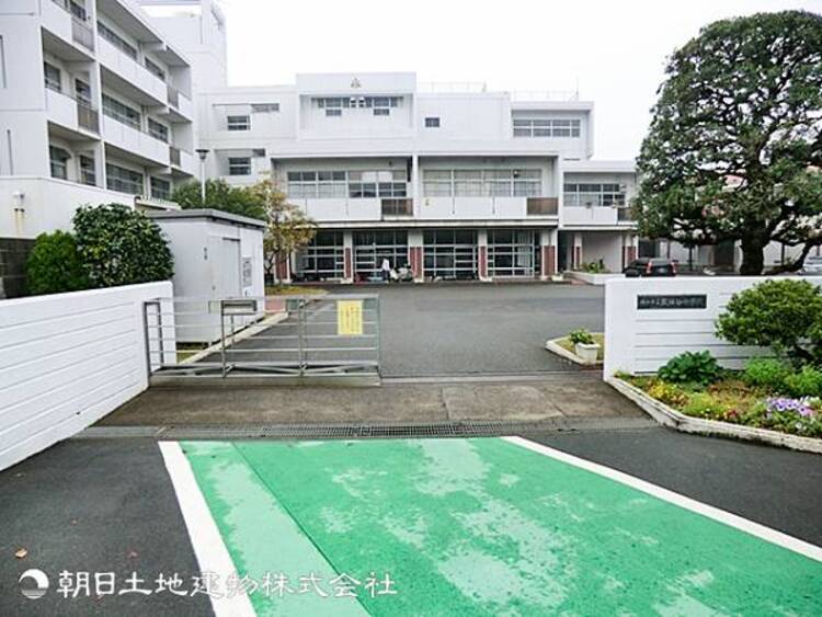 周辺 【栗田谷中学校】830ｍ　丘陵の豊かな自然環境に恵まれ、地域社会との温かな連携や主体的な学びを通じ、豊かな心と実践力を育む中学校。
