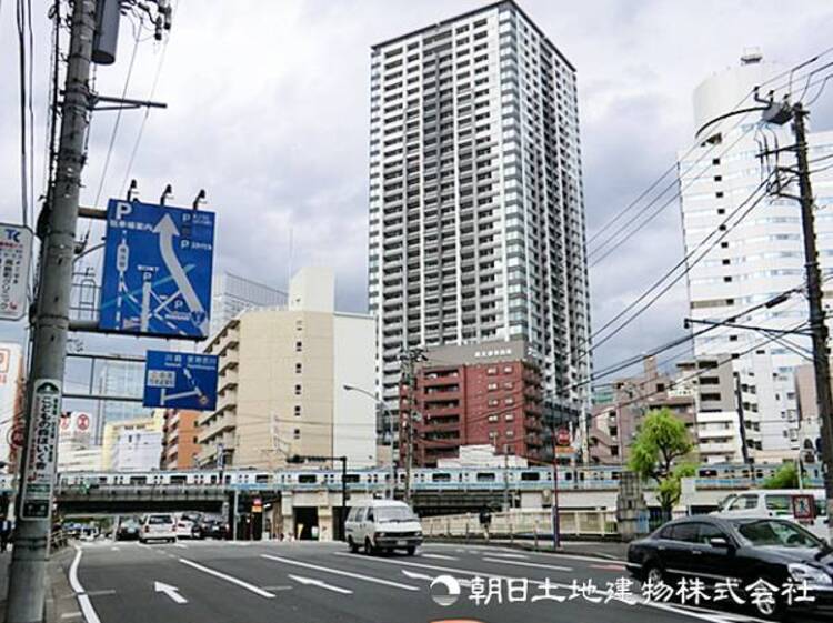 周辺 【横浜みなとみらい保育園】1500ｍ　横浜駅東口から徒歩5分というバツグンの利便性を誇りながら、ビル内に広い園庭やプールを備え、専門講師による英語や体育など多彩な教育環境が整う認可保育園です。