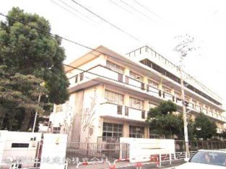 周辺 【緑小学校】600ｍ　鴨居駅に近い立地でありながら学校周辺は落ち着いた住宅街が広がります。運動場が広く、外遊びも思いっきりできるのびのびとした環境です。