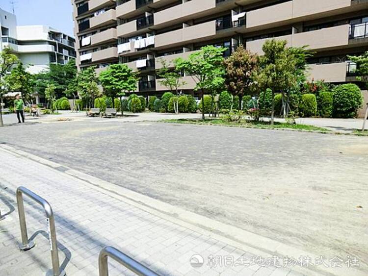 周辺 【白山一丁目第二公園】20ｍ　ブランコやすべり台、鉄棒、砂場などの遊具を備えた身近な公園です。広場もあり、子どもの遊び場やちょっとした休憩に利用しやすい地域の憩いの場です。