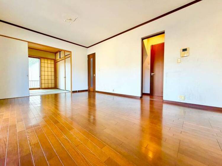 居間 室内にたっぷりと光が差し込む、快適なリビングです。