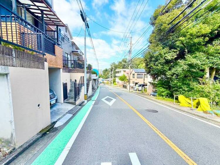 外観 前面道路は整備されており、落ち着いた住宅街に位置しています。