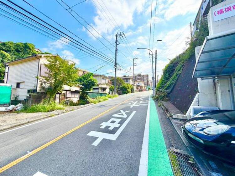 外観 幅員のある道路で、車の出入りもスムーズに行えます。