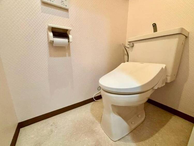 トイレ リフォーム前。白を基調としたウォシュレットトイレは清潔感あるプライベート空間を演出します。