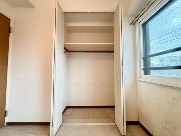 収納 リフォーム前。各部屋に備えられたクローゼット。普段使わないものを全部しまってしまえば、お部屋の空間をたっぷり使うことが出来ます。