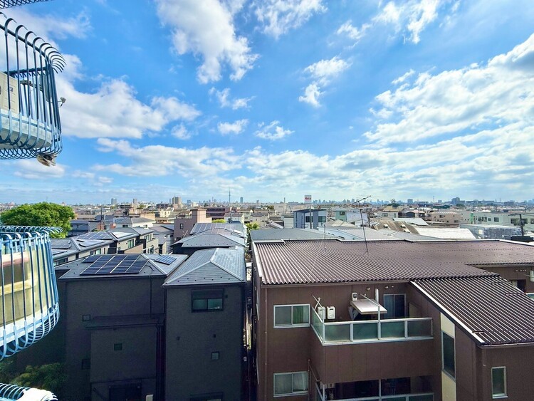 バルコニー 窓を開けると広がる青空。心をリフレッシュして日々を過ごしていきましょう。