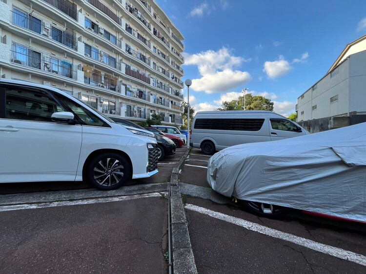 駐車場 本物件の駐車スペースです。車種制限のある場合もございますので、お気軽にお問い合わせくださいませ。