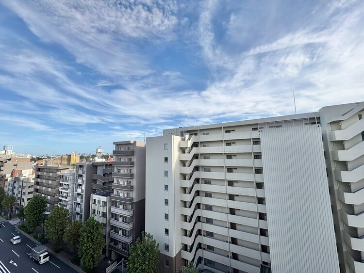 バルコニー 窓を開けると広がる青空。心をリフレッシュして日々を過ごしていきましょう。