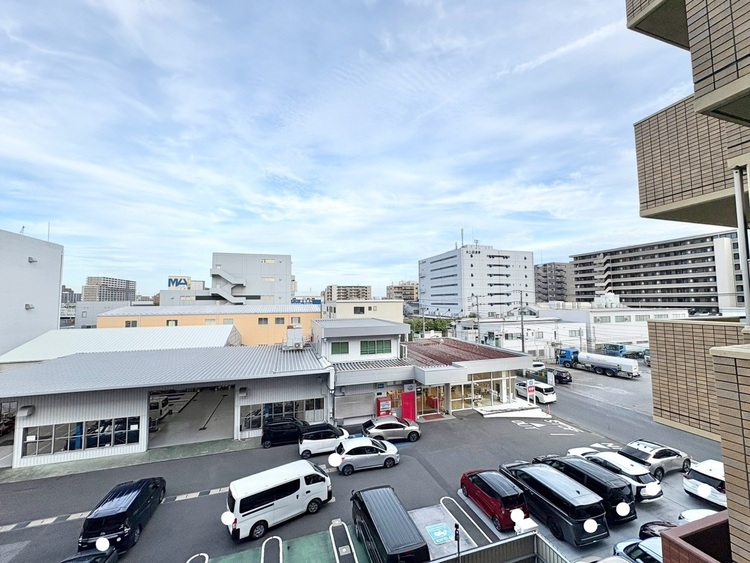バルコニー 窓を開けると広がる青空。心をリフレッシュして日々を過ごしていきましょう。