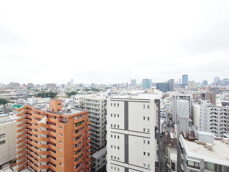 バルコニー 窓を開けると広がる青空。心をリフレッシュして日々を過ごしていきましょう。
