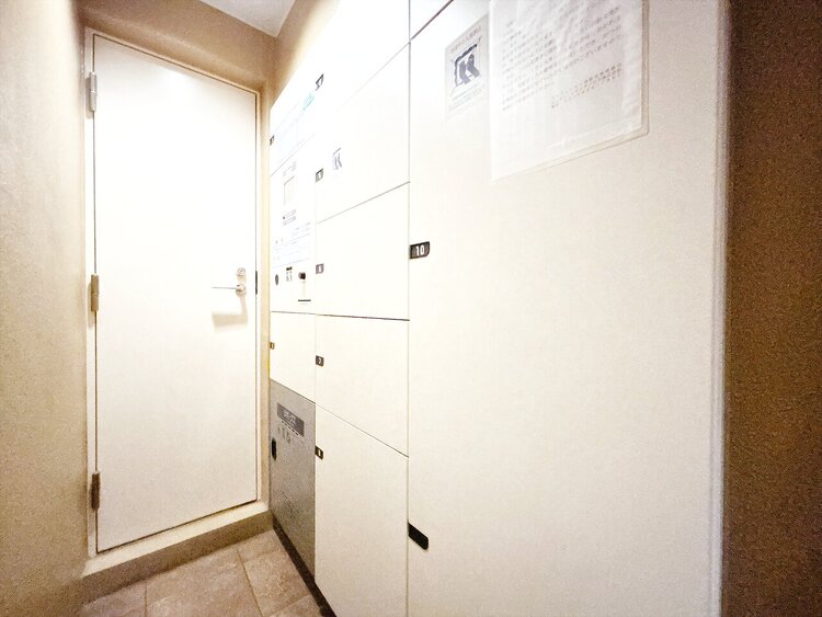 設備 共用部分の宅配ボックスです。留守中の荷物受け取りもできるので、安心して外出ができますね。