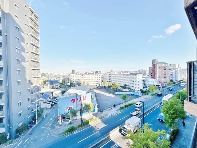バルコニー 窓を開けると広がる青空。心をリフレッシュして日々を過ごしていきましょう。