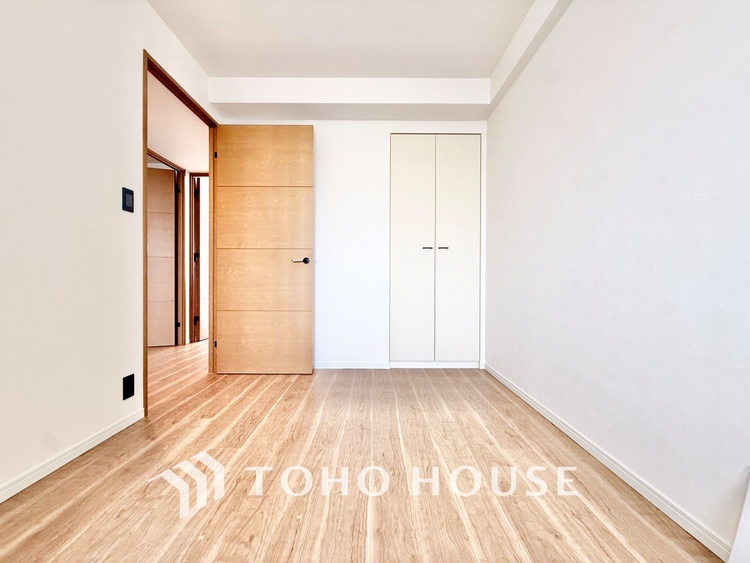 内装 ◆間接照明◆オレンジ色の光が僕達を大人な気分にさせる。静かで優しく語りかけるその光は、今日の終わりを告げてくれ、でも明日にはいい事が必ず来るよ。そんな囁きが聞こえてくる