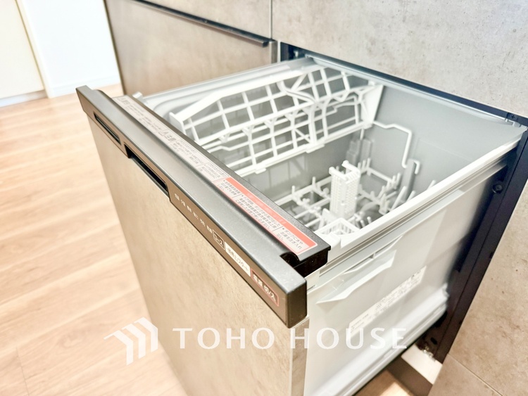 キッチン ◆キッチン◆美味しい料理を作りたくなるような気持にさせてくれる、腕を振るえる自慢のスペース。見上げると柔らかなダウンライトが包み込み、彩りを添えます。艶と光沢のある居心地の良いわが家のキッチン。
