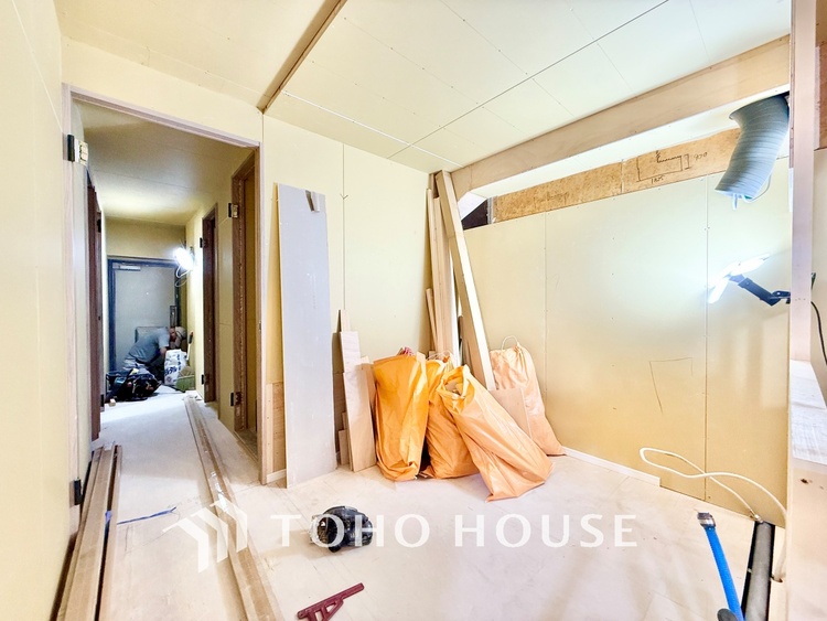 キッチン ◆キッチン◆美しく使いやすいキッチンは油汚れが簡単に拭き取れる素材で加工されており、浄水器シャワーから流す水の音を軽減する静かなシンクを採用。見えないところにさり気ない配慮が嬉しいですね
