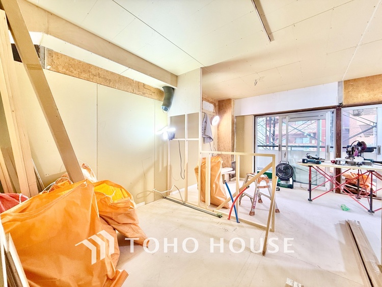 キッチン ◆今宵の食卓◆ダウンライトに反射するグラスを眺めながらワインを注ぐ。トクトクと心地いい音をさせながら、フランスの古城を思わせる薫りがたちこめ、とても幸せな時を過ごせる。